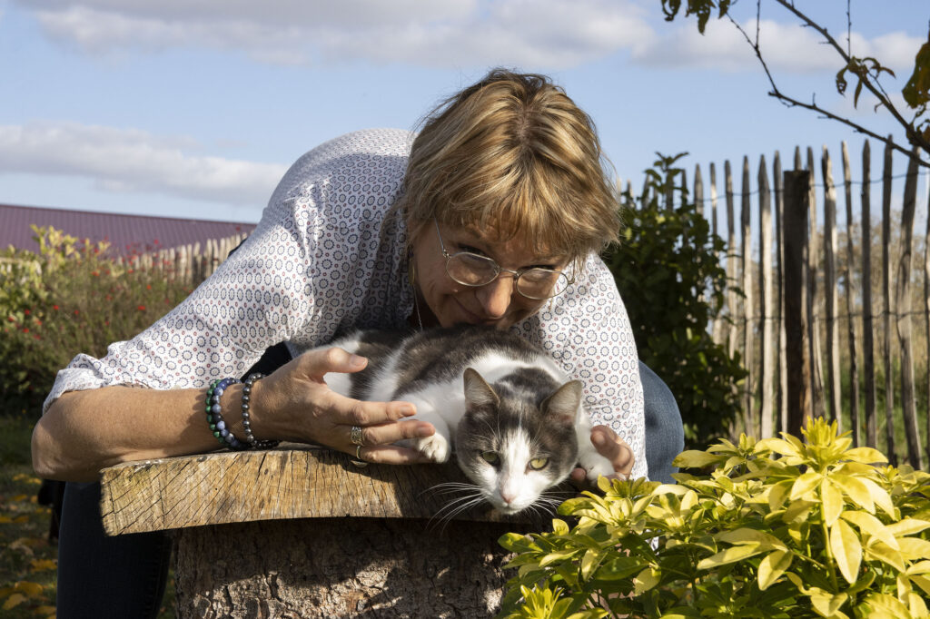 Karine Charlet naturopathie et kinésiologie animale, Karine qui embrasse son chat